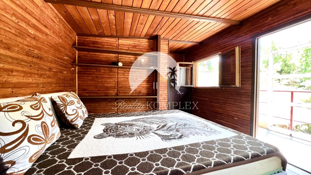 Reality KOMPLEX s.r.o. ponúka na PREDAJ viničný domček s priestranným pozemkom v obci Kamenín