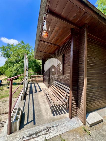 Reality KOMPLEX s.r.o. ponúka na PREDAJ viničný domček s priestranným pozemkom v obci Kamenín