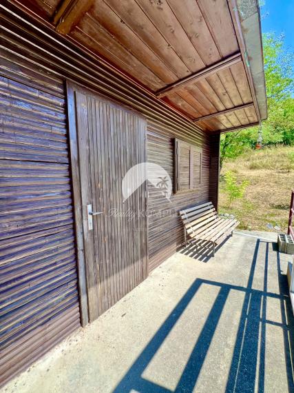 Reality KOMPLEX s.r.o. ponúka na PREDAJ viničný domček s priestranným pozemkom v obci Kamenín