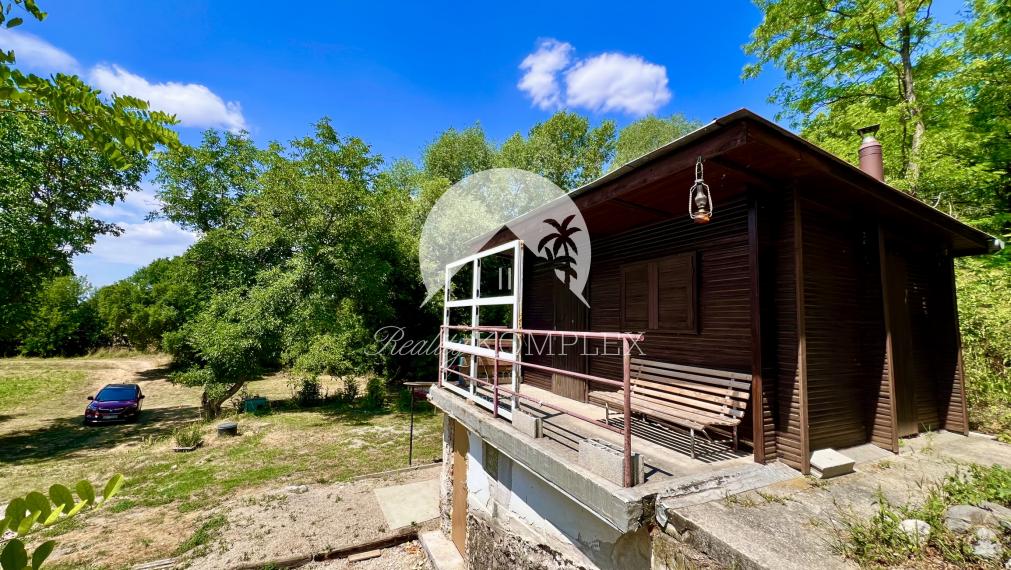 Reality KOMPLEX s.r.o. ponúka na PREDAJ viničný domček s priestranným pozemkom v obci Kamenín
