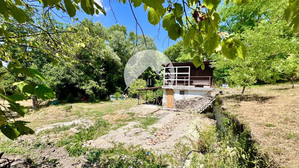 Reality KOMPLEX s.r.o. ponúka na PREDAJ viničný domček s priestranným pozemkom v obci Kamenín