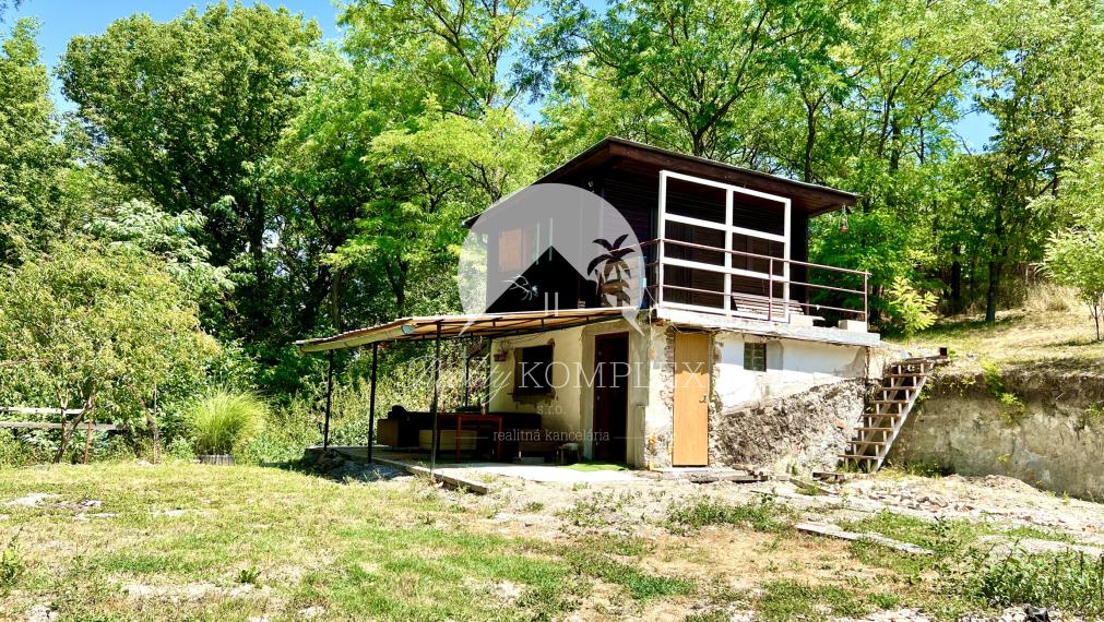 Reality KOMPLEX s.r.o. ponúka na PREDAJ viničný domček s priestranným pozemkom v obci Kamenín