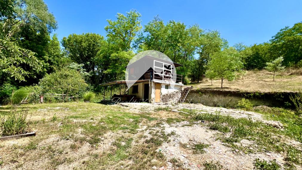 Reality KOMPLEX s.r.o. ponúka na PREDAJ viničný domček s priestranným pozemkom v obci Kamenín