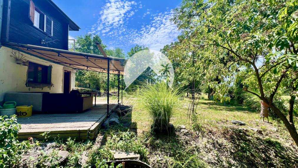 Reality KOMPLEX s.r.o. ponúka na PREDAJ viničný domček s priestranným pozemkom v obci Kamenín