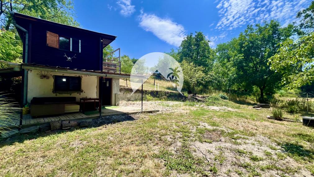 Reality KOMPLEX s.r.o. ponúka na PREDAJ viničný domček s priestranným pozemkom v obci Kamenín