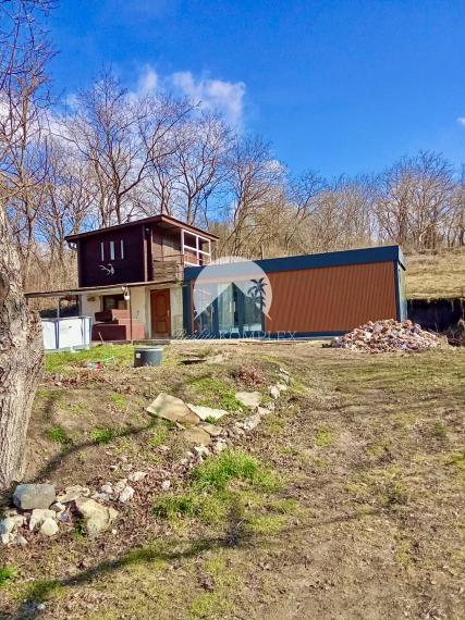 Reality KOMPLEX s.r.o. ponúka na PREDAJ viničný domček s priestranným pozemkom v obci Kamenín