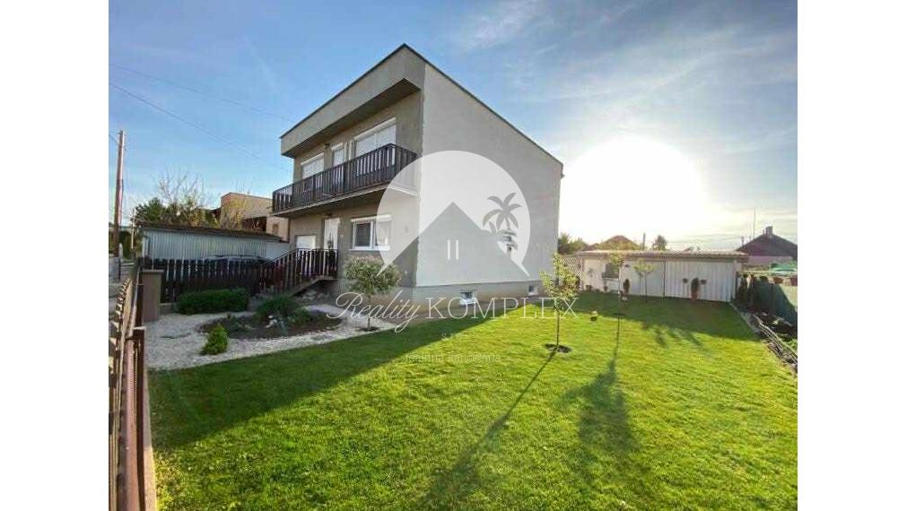 Reality KOMPLEX s.r.o. Vám ponúka EXKLUZÍVNE na predaj priestranný poschodový rodinný dom v Kolárove!