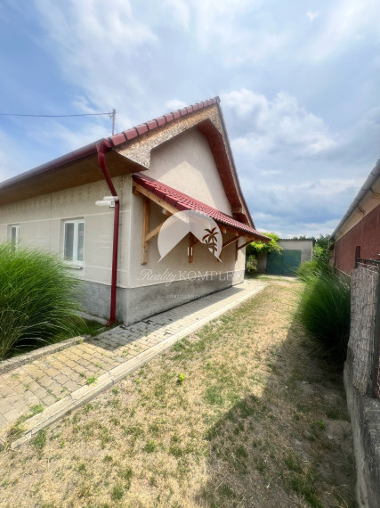 ZNÍŽENÁ CENA!!! Pekný rodinný dom len pár krokov od štrkovo-piesočnatej pláže Dunaja na PREDAJ v Kravanoch nad Dunajom