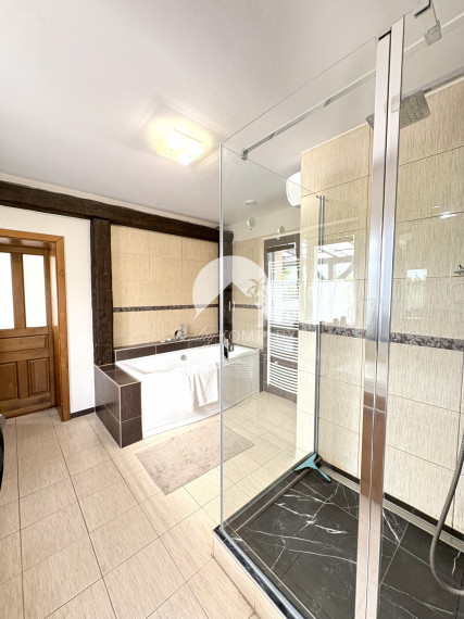 IBA U NÁS !!! Reality KOMPLEX s.r.o.,Vám ponúka na predaj nadštandardnú samotu s veľkým pozemkom obklopenú krásnou prírodou v obci Vrbová nad Váhom len 15 km od Komárna !!!