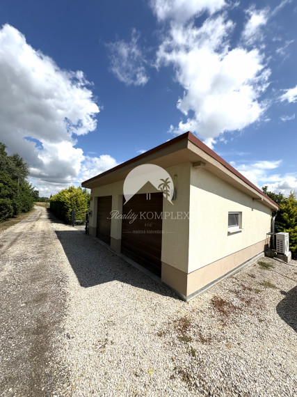 IBA U NÁS !!! Reality KOMPLEX s.r.o.,Vám ponúka na predaj nadštandardnú samotu s veľkým pozemkom obklopenú krásnou prírodou v obci Vrbová nad Váhom len 15 km od Komárna !!!