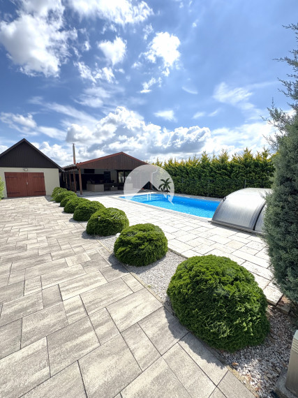 IBA U NÁS !!! Reality KOMPLEX s.r.o.,Vám ponúka na predaj nadštandardnú samotu s veľkým pozemkom obklopenú krásnou prírodou v obci Vrbová nad Váhom len 15 km od Komárna !!!