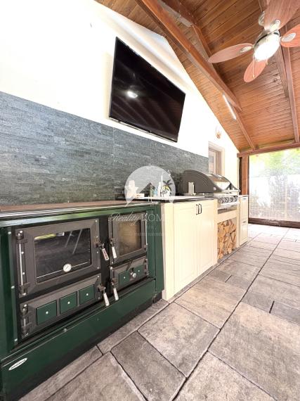 IBA U NÁS !!! Reality KOMPLEX s.r.o.,Vám ponúka na predaj nadštandardnú samotu s veľkým pozemkom obklopenú krásnou prírodou v obci Vrbová nad Váhom len 15 km od Komárna !!!