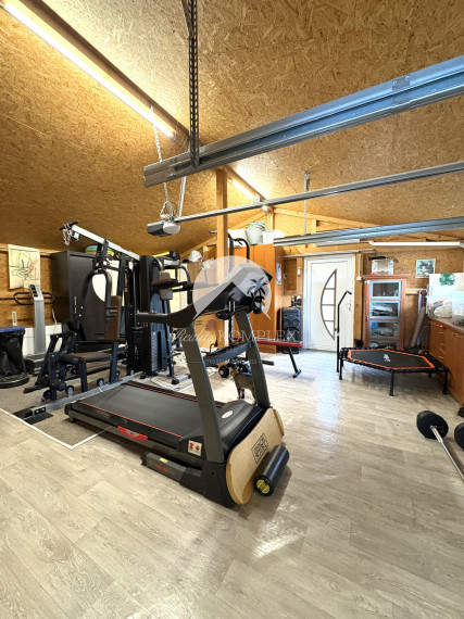 IBA U NÁS !!! Reality KOMPLEX s.r.o.,Vám ponúka na predaj nadštandardnú samotu s veľkým pozemkom obklopenú krásnou prírodou v obci Vrbová nad Váhom len 15 km od Komárna !!!