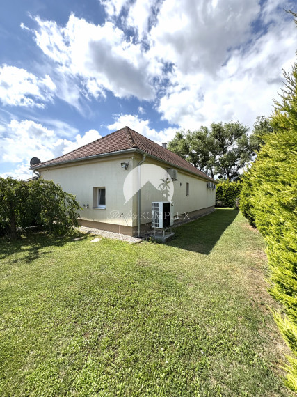 IBA U NÁS !!! Reality KOMPLEX s.r.o.,Vám ponúka na predaj nadštandardnú samotu s veľkým pozemkom obklopenú krásnou prírodou v obci Vrbová nad Váhom len 15 km od Komárna !!!