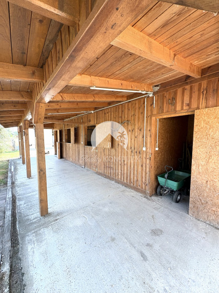 IBA U NÁS !!! Reality KOMPLEX s.r.o.,Vám ponúka na predaj nadštandardnú samotu s veľkým pozemkom obklopenú krásnou prírodou v obci Vrbová nad Váhom len 15 km od Komárna !!!