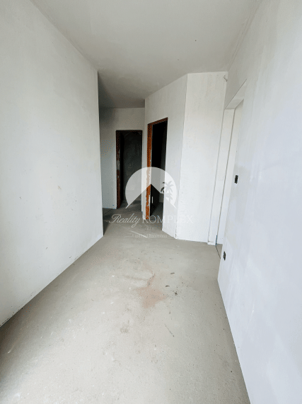 Reality KOMPLEX s.r.o. Vám ponúka na predaj priestranný a svetlý 3-izbový byt v novostavbe štvorbytovky vo Veľkom Mederi.