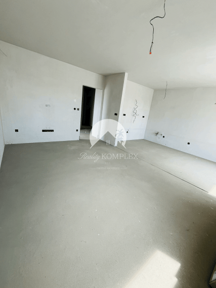 Reality KOMPLEX s.r.o. Vám ponúka na predaj priestranný a svetlý 3-izbový byt v novostavbe štvorbytovky vo Veľkom Mederi.