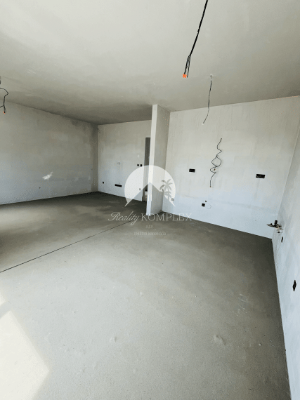 Reality KOMPLEX s.r.o. Vám ponúka na predaj priestranný a svetlý 3-izbový byt v novostavbe štvorbytovky vo Veľkom Mederi.