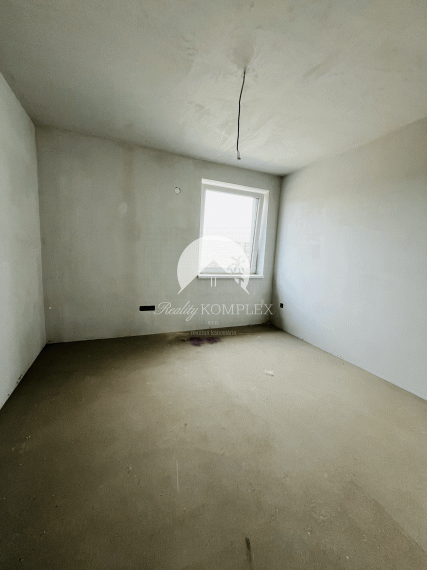 Reality KOMPLEX s.r.o. Vám ponúka na predaj priestranný a svetlý 3-izbový byt v novostavbe štvorbytovky vo Veľkom Mederi.