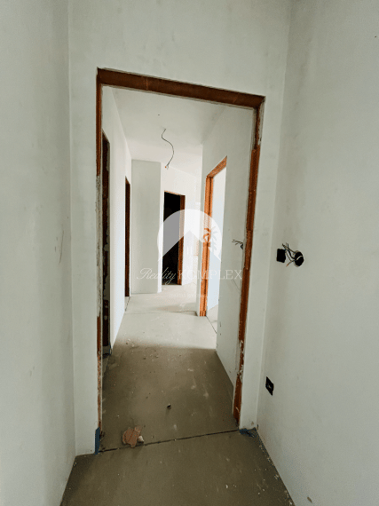 Reality KOMPLEX s.r.o. Vám ponúka na predaj priestranný a svetlý 3-izbový byt v novostavbe štvorbytovky vo Veľkom Mederi.