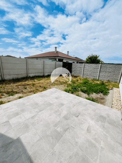 Reality KOMPLEX s.r.o. Vám ponúka na predaj priestranný a svetlý 3-izbový byt v novostavbe štvorbytovky vo Veľkom Mederi.