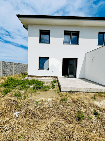 Reality KOMPLEX s.r.o. Vám ponúka na predaj priestranný a svetlý 3-izbový byt v novostavbe štvorbytovky vo Veľkom Mederi.