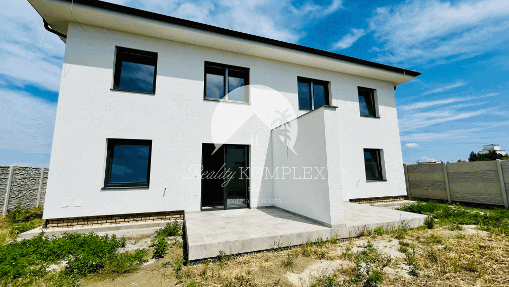 Reality KOMPLEX s.r.o. Vám ponúka na predaj priestranný a svetlý 3-izbový byt v novostavbe štvorbytovky vo Veľkom Mederi.