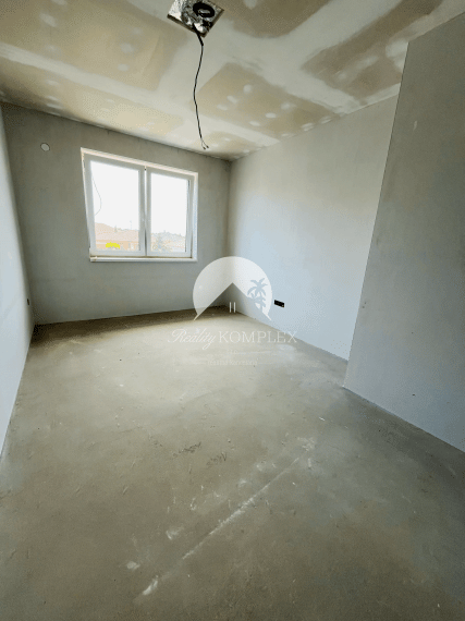 Reality KOMPLEX s.r.o., Vám ponúka na predaj komfortný 3-izbový byt v novostavbe štvorbytovky vo Veľkom Mederi