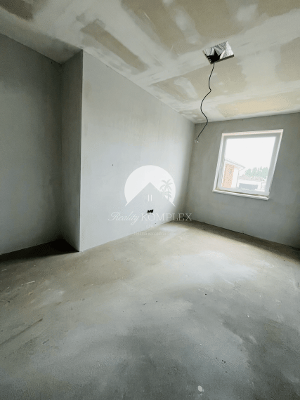 Reality KOMPLEX s.r.o., Vám ponúka na predaj komfortný 3-izbový byt v novostavbe štvorbytovky vo Veľkom Mederi