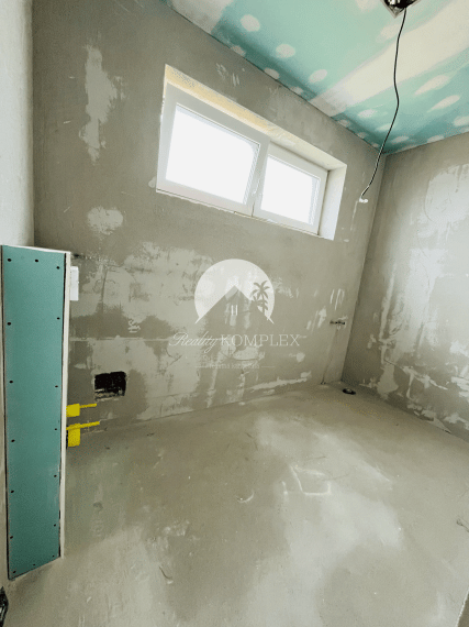 Reality KOMPLEX s.r.o., Vám ponúka na predaj komfortný 3-izbový byt v novostavbe štvorbytovky vo Veľkom Mederi