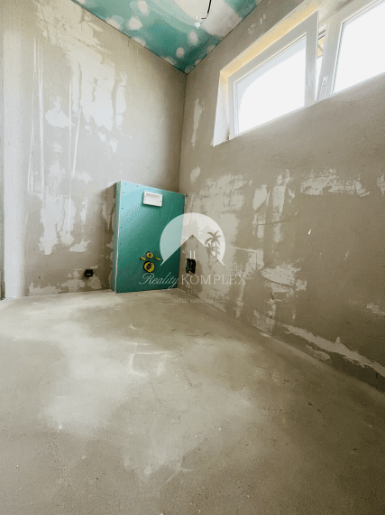 Reality KOMPLEX s.r.o., Vám ponúka na predaj komfortný 3-izbový byt v novostavbe štvorbytovky vo Veľkom Mederi