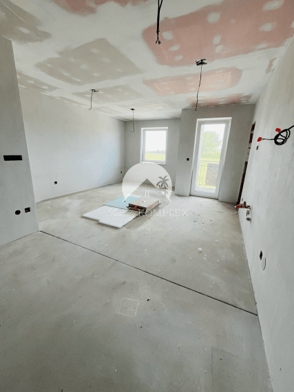 Reality KOMPLEX s.r.o., Vám ponúka na predaj komfortný 3-izbový byt v novostavbe štvorbytovky vo Veľkom Mederi