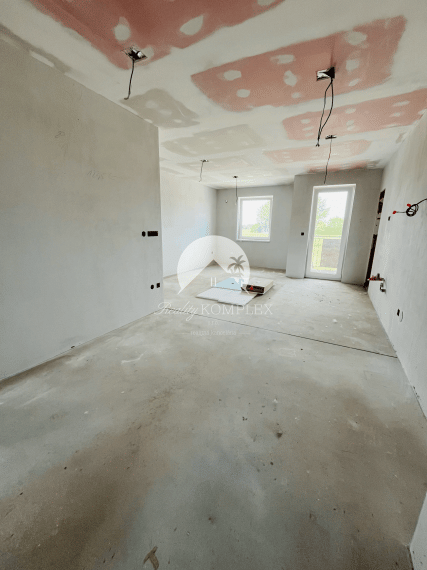 Reality KOMPLEX s.r.o., Vám ponúka na predaj komfortný 3-izbový byt v novostavbe štvorbytovky vo Veľkom Mederi