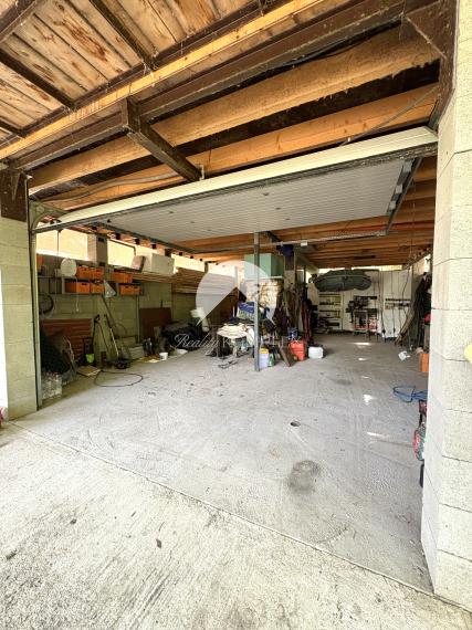 EXKLUZÍVNE IBA U NÁS !!! Reality KOMPLEX s.r.o. vám ponúka na predaj veľkometrážnú dvojpodlažnú rekreačnú chatu s dvoma bytovými jednotkami obklopenú krásnou prírodou  priamo pri rieke Váh – Komárne !!!