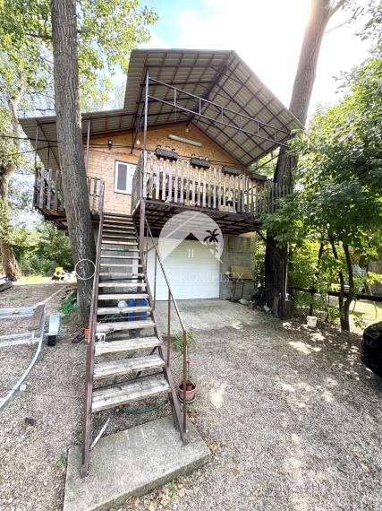 EXKLUZÍVNE IBA U NÁS !!! Reality KOMPLEX s.r.o. vám ponúka na predaj veľkometrážnú dvojpodlažnú rekreačnú chatu s dvoma bytovými jednotkami obklopenú krásnou prírodou  priamo pri rieke Váh – Komárne !!!