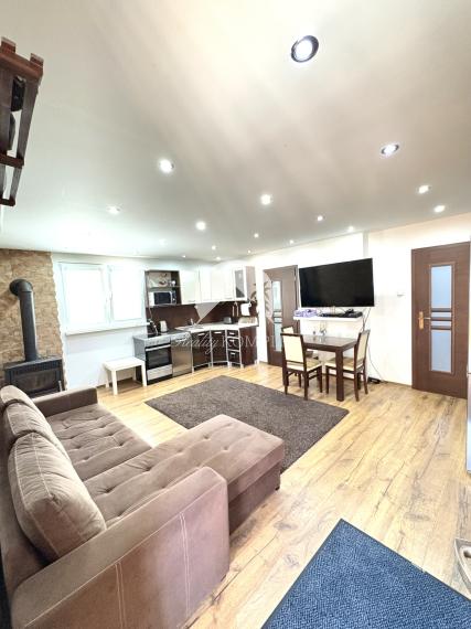 EXKLUZÍVNE IBA U NÁS !!! Reality KOMPLEX s.r.o. vám ponúka na predaj veľkometrážnú dvojpodlažnú rekreačnú chatu s dvoma bytovými jednotkami obklopenú krásnou prírodou  priamo pri rieke Váh – Komárne !!!