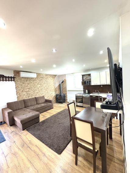 EXKLUZÍVNE IBA U NÁS !!! Reality KOMPLEX s.r.o. vám ponúka na predaj veľkometrážnú dvojpodlažnú rekreačnú chatu s dvoma bytovými jednotkami obklopenú krásnou prírodou  priamo pri rieke Váh – Komárne !!!