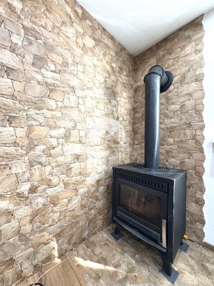 EXKLUZÍVNE IBA U NÁS !!! Reality KOMPLEX s.r.o. vám ponúka na predaj veľkometrážnú dvojpodlažnú rekreačnú chatu s dvoma bytovými jednotkami obklopenú krásnou prírodou  priamo pri rieke Váh – Komárne !!!