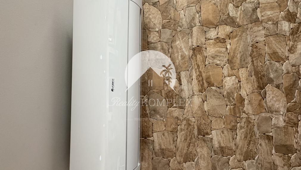 EXKLUZÍVNE IBA U NÁS !!! Reality KOMPLEX s.r.o. vám ponúka na predaj veľkometrážnú dvojpodlažnú rekreačnú chatu s dvoma bytovými jednotkami obklopenú krásnou prírodou  priamo pri rieke Váh – Komárne !!!