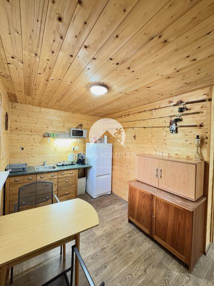 EXKLUZÍVNE IBA U NÁS !!! Reality KOMPLEX s.r.o. vám ponúka na predaj veľkometrážnú dvojpodlažnú rekreačnú chatu s dvoma bytovými jednotkami obklopenú krásnou prírodou  priamo pri rieke Váh – Komárne !!!