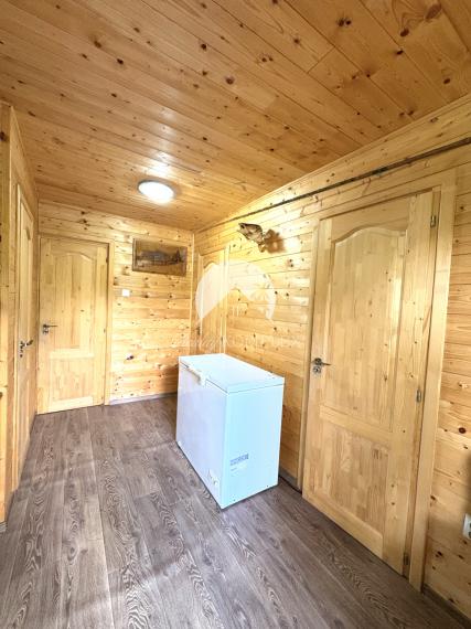 EXKLUZÍVNE IBA U NÁS !!! Reality KOMPLEX s.r.o. vám ponúka na predaj veľkometrážnú dvojpodlažnú rekreačnú chatu s dvoma bytovými jednotkami obklopenú krásnou prírodou  priamo pri rieke Váh – Komárne !!!