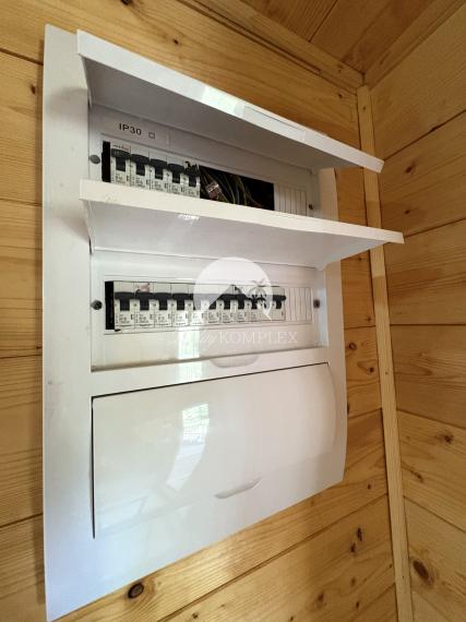 EXKLUZÍVNE IBA U NÁS !!! Reality KOMPLEX s.r.o. vám ponúka na predaj veľkometrážnú dvojpodlažnú rekreačnú chatu s dvoma bytovými jednotkami obklopenú krásnou prírodou  priamo pri rieke Váh – Komárne !!!