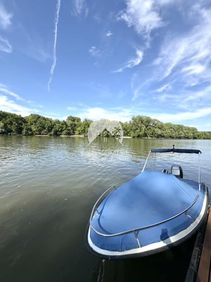 EXKLUZÍVNE IBA U NÁS !!! Reality KOMPLEX s.r.o. vám ponúka na predaj veľkometrážnú dvojpodlažnú rekreačnú chatu s dvoma bytovými jednotkami obklopenú krásnou prírodou  priamo pri rieke Váh – Komárne !!!