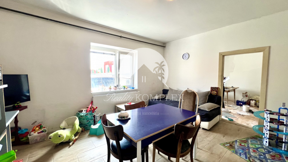 Reality KOMPLEX s.r.o. ponúka na PREDAJ priestranný 5-izbový rodinný dom v obci Horné Saliby – ideálny na pokojné bývanie či rekreáciu