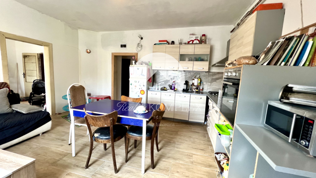 Reality KOMPLEX s.r.o. ponúka na PREDAJ priestranný 5-izbový rodinný dom v obci Horné Saliby – ideálny na pokojné bývanie či rekreáciu