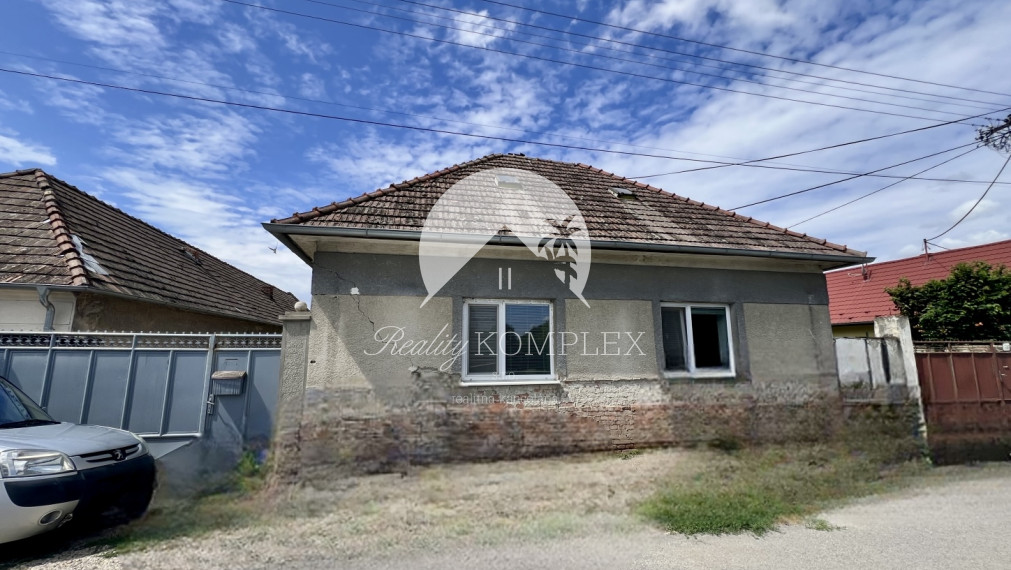 Reality KOMPLEX s.r.o. ponúka na PREDAJ priestranný 5-izbový rodinný dom v obci Horné Saliby – ideálny na pokojné bývanie či rekreáciu