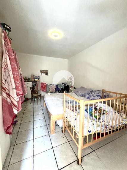 Reality KOMPLEX s.r.o. ponúka na PREDAJ priestranný 5-izbový rodinný dom v obci Horné Saliby – ideálny na pokojné bývanie či rekreáciu