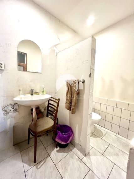 Reality KOMPLEX s.r.o. ponúka na PREDAJ priestranný 5-izbový rodinný dom v obci Horné Saliby – ideálny na pokojné bývanie či rekreáciu