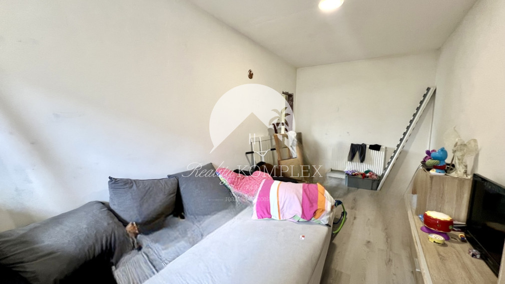 Reality KOMPLEX s.r.o. ponúka na PREDAJ priestranný 5-izbový rodinný dom v obci Horné Saliby – ideálny na pokojné bývanie či rekreáciu