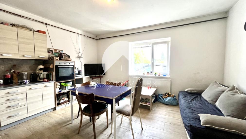 Reality KOMPLEX s.r.o. ponúka na PREDAJ priestranný 5-izbový rodinný dom v obci Horné Saliby – ideálny na pokojné bývanie či rekreáciu